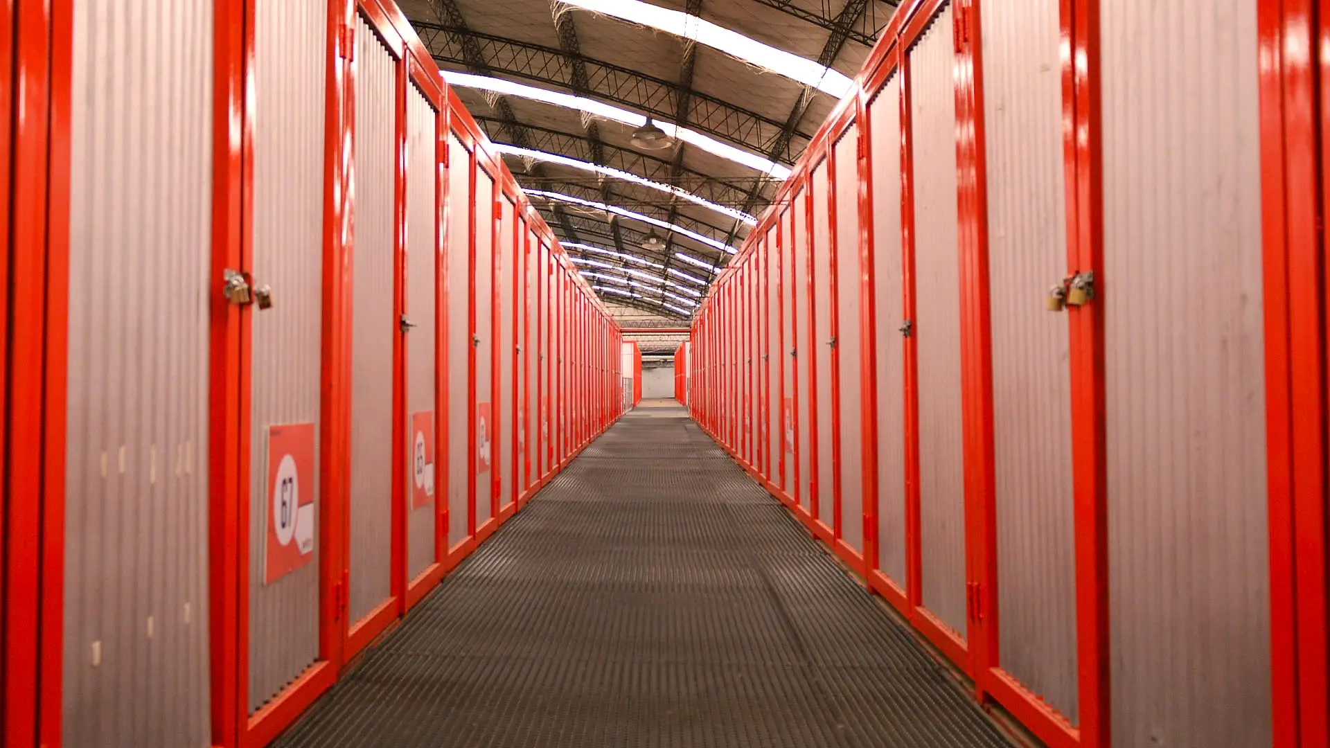 Pasillo de bauleras de Vilbox en Garín, con las puertas cerradas